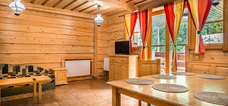 Apartmány penziónu Liptov majú kapacitu až 10 osôb, kuchyňu, jedáleň a výhľad na potok