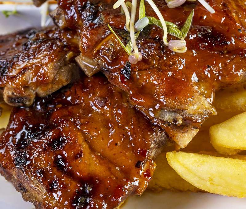 Grilované rebierka, steakové hranolky a šalát coleslaw vo Farmárskom grile