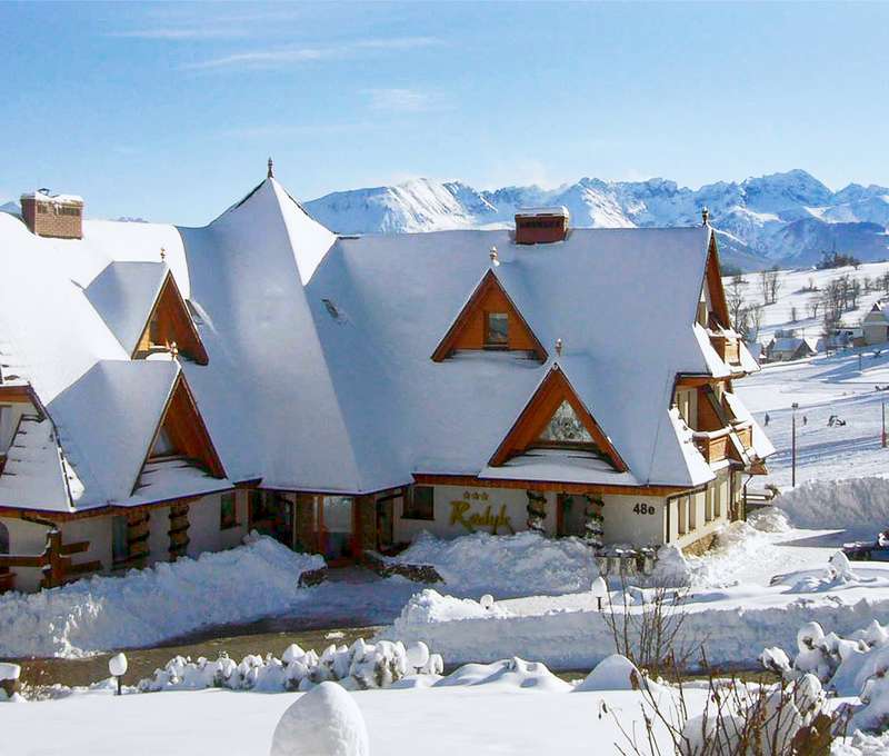 Hotel Redyk*** má vlastný lyžiarsky svah