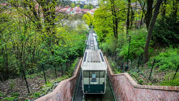 Petřín – zelený kopec s lanovkou v Prahe