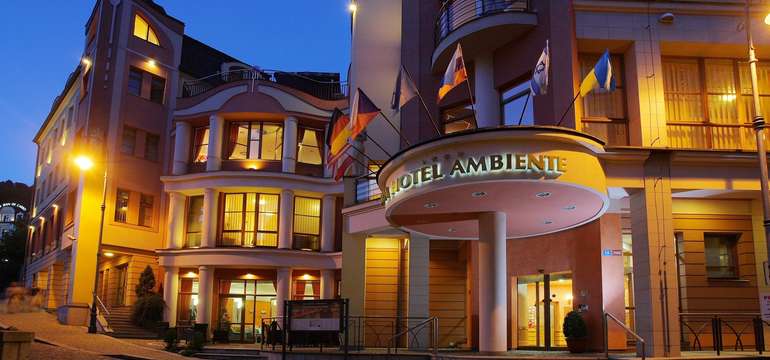 Hotel najdete přímo v srdci Karlových Varů s výhledem na kolonádu