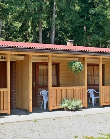 Některé chatky nebo apartmány mají vlastní sociální zařízení a jsou jednopokojové nebo dvoupokojové