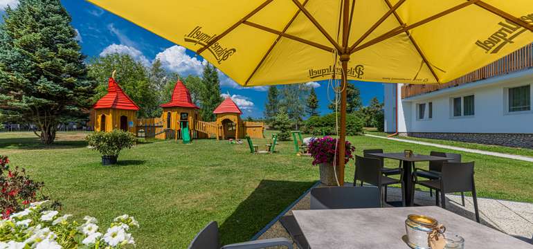 Hotel Lesana**** je obklopený krásne upraveným dvorom