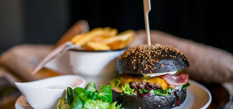 Hovädzí burger s cheddarom a hranolčekmi 