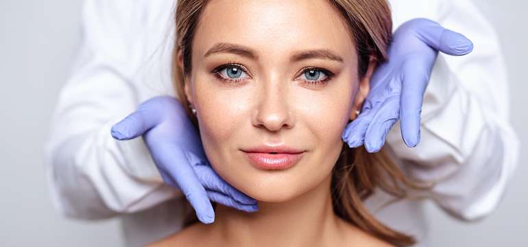 Stop vráskam - aplikácia účinnej látky špecialistkou na estetickú dermatológiu