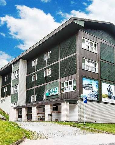 Hotel je pouze 300m od šestisedačkové lanovky ve Sv. Petru