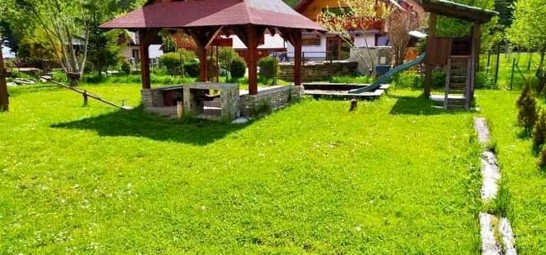 Vonkajšie posedenie - terasa, gril, krb