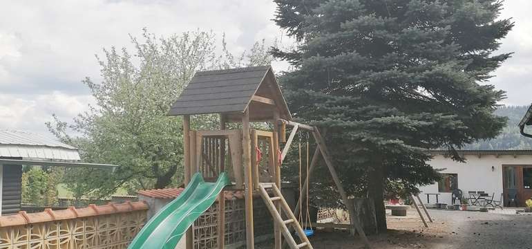 Pro ty nejmenší je připraveno venkovní dětské hřiště