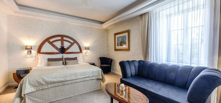 Zrekonstruovaný hotel ROYAL PALACE***** je zařízen ve stylu art deco a patří k nejluxusnějším