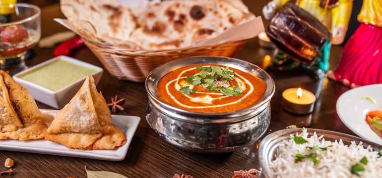 Butter chicken (grilované kuracie kocky v hustej paradajkovej omáčke a maslo)