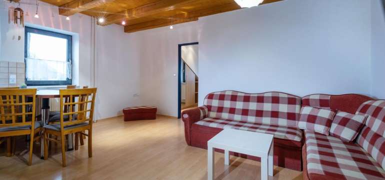 Apartmán Lucia- obývačka s jedálenským stolíkom