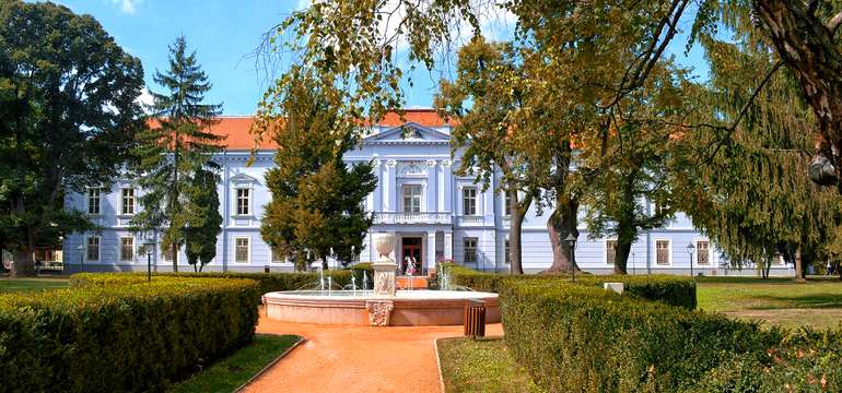 Barokovo-klasicistický kaštieľ Mojmírovce z 18. storočia obklopený anglickým parkom