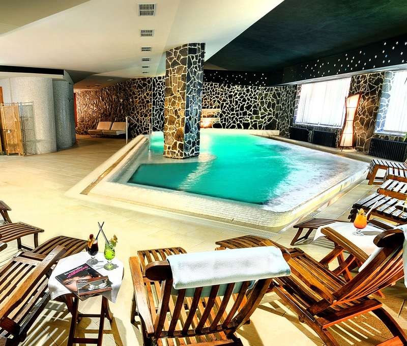 Oddýchnite si v rozsiahlom wellness centre priamo pod vrcholom Chopku