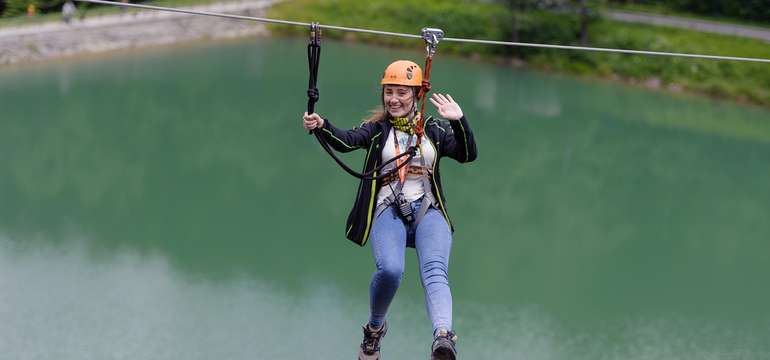 Tarzánia Hrabovo  - Zipline je 300 m dlhá lanovka ponad jazero z ktorej si užijete výhľady