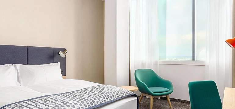 Štandardné izby hotela Holiday Inn Vienna -South sú moderne a štýlovo vybavené