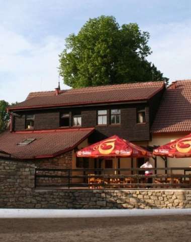 Stylově rekonstruované stavení nabízí ubytování a restauraci s vynikající kuchyní
