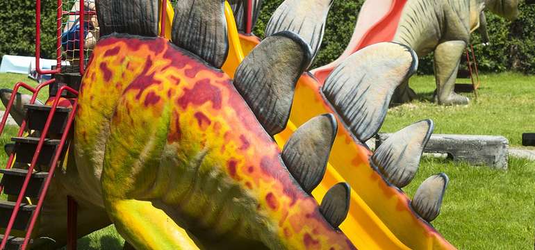 Mladších členov rodiny poteší aj ihrisko s dinosaurami