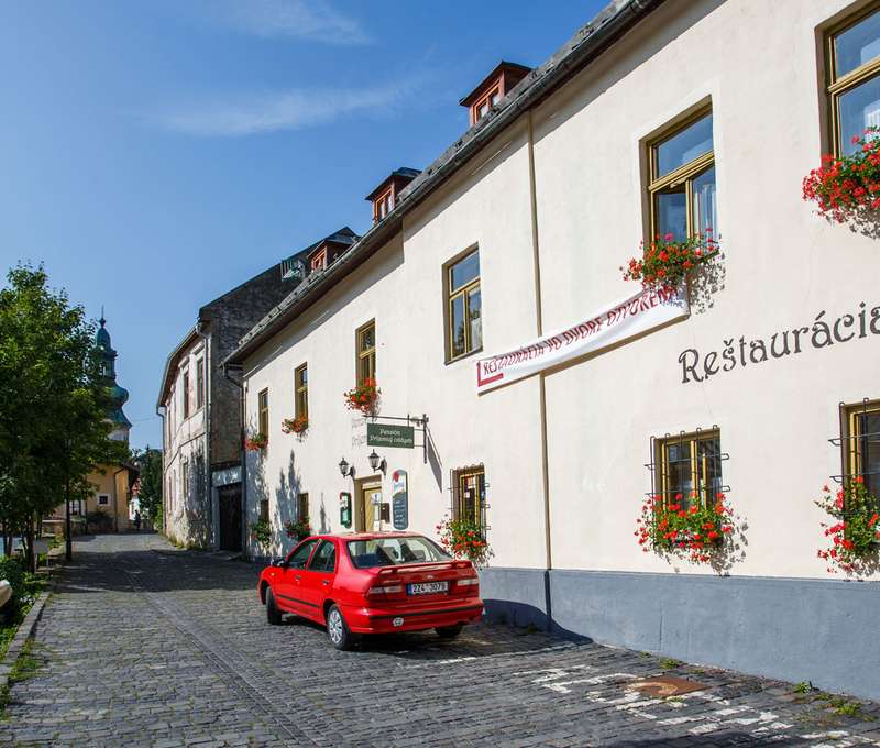 Parkovanie pri penzióne (za príplatok, nutná rezervácia vopred)