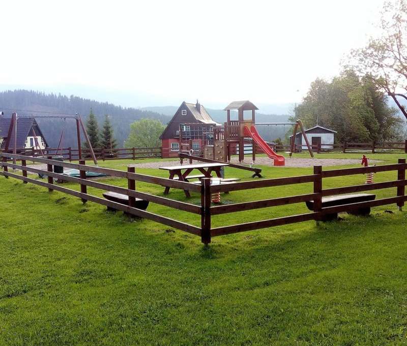 V blízkosti chalupy na děti čeká pěkné dětské hřiště
