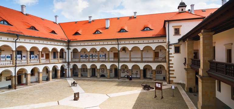 Zámok v Niepolomiciach je 15 km od hotela Lenart****