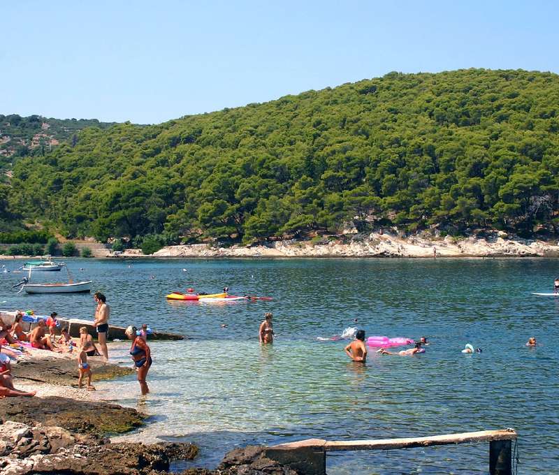 Okruhliaková pláž je len 50 m od Villy Aria