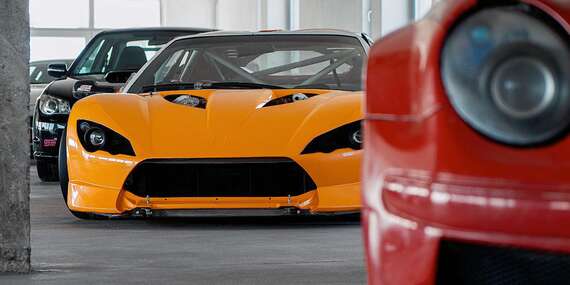 Objavte svet automobilových legiend v DOUBLE RED CARS MUSEUM: Najväčšie automobilové múzeum v srdci Európy!/Brezno