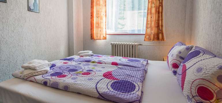 Pokoje situované na východ nabízejí výhled k lesu, na západ pak na Ryzí potok