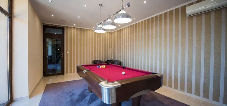  Hotel Galanta****  elegantná biliardová miestnosť obsahuje krásny biliardový stôl 