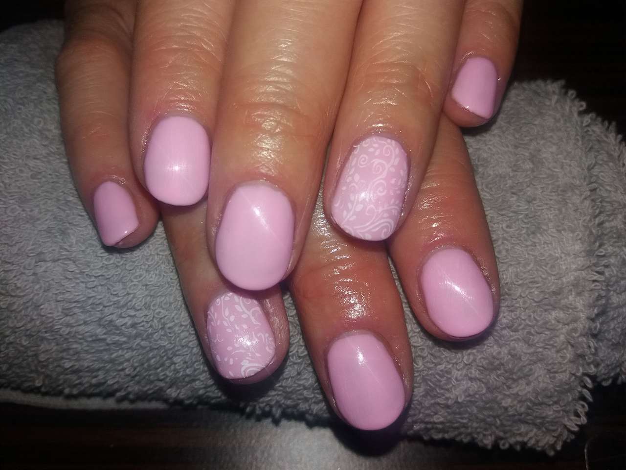 Dokonalo vytvarované gélové nechty, gél lak alebo japonská manikúra v salóne Brilliant Smile