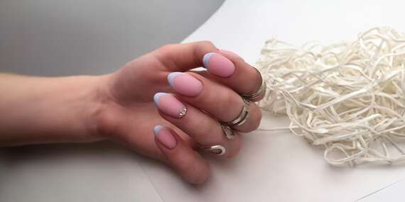 Manikúra, pedikúra alebo darčeková poukážka na nechtový dizajn v Little Clinic/Bratislava - Ružinov