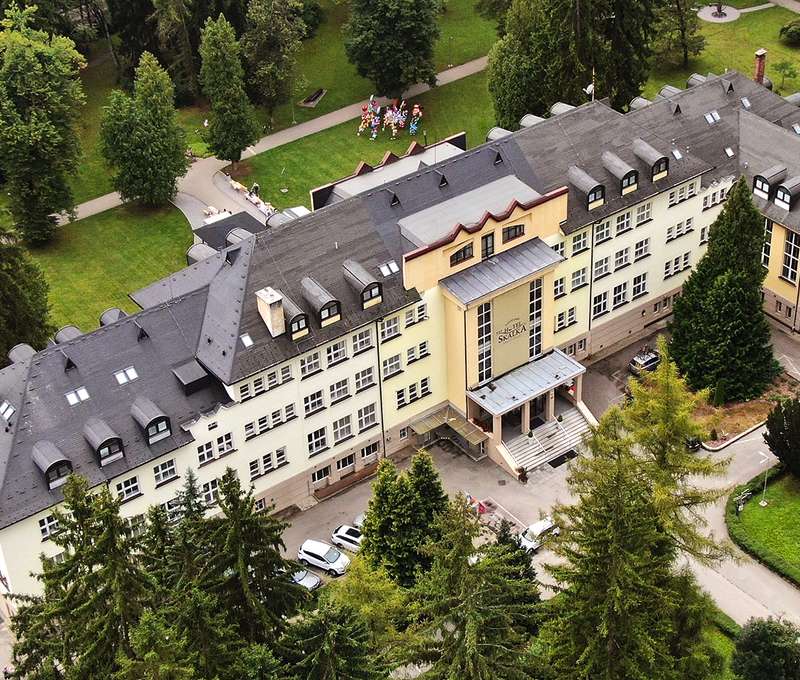 Hotel Skalka*** sa nachádza cca 10 minút chôdze od centra Rajeckých Teplíc