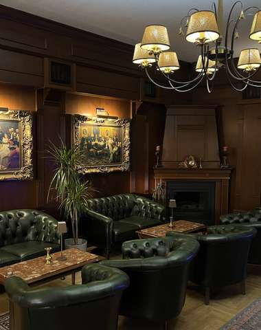 Exkluzívny anglický lobby bar s ponukou rumov, koňakov a celebritných vín