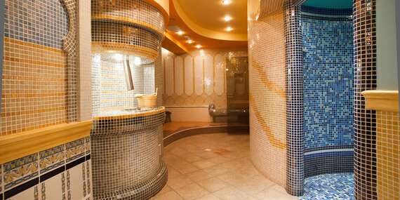 Vstup do antického wellness centra v unikátnych Liečebných Termálnych Kúpeľoch Sklené Teplice/Žiar nad Hronom - Sklené Teplice