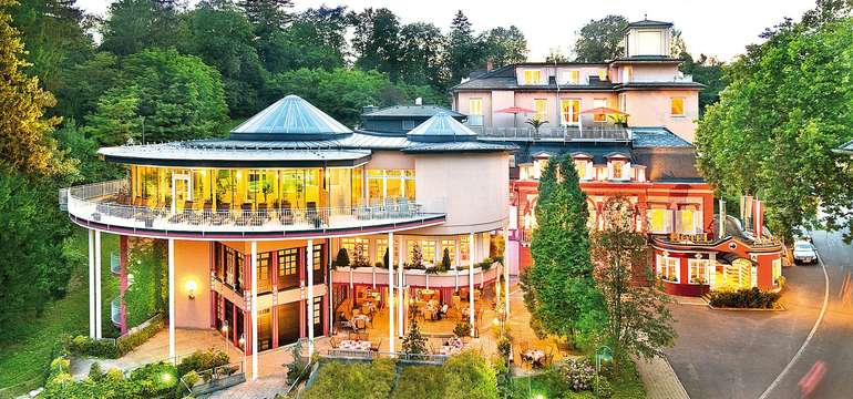 Wellnesshotel Allmer**** obklopen historickým parkem