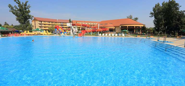 Wellness Hotel Patince****, výhľad na vonkajší bazén