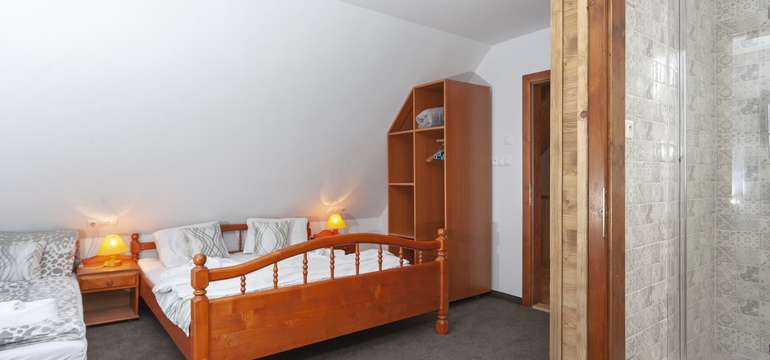Samostatný apartmán na druhom poschodí. Spolu štyri izby s vlastnou kúpeľňou.