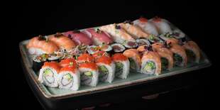 Sushi Mustsu a welcome drink 1dl saké pre 4 osoby 