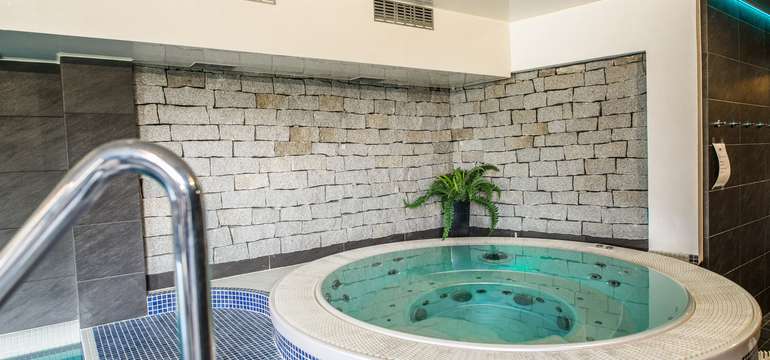 Wellness a Spa ponúka vyhrievaný bazén so slanou vodou, vírivku, parnú aróma saunu a fínsku saunu