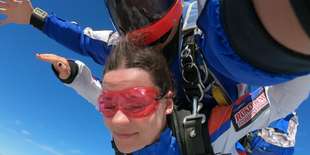 Rýchlosť voľného pádu okolo 200 km/h