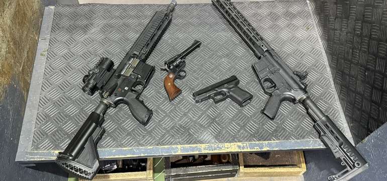 Strieľate z revolverov, pištolí a samopalov podľa zvoleného balíčka