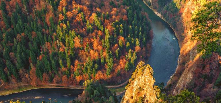 Na brehu rieky Dunajec stojí Penzión pod Troma Korunami