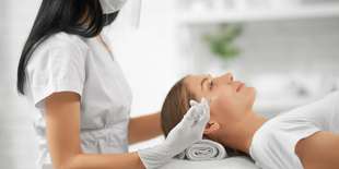 Hĺbkové čistenie pleti luxusnou francúzskou kozmetikou a farbenie obočia