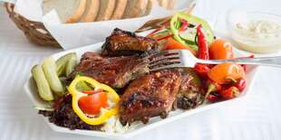 Kilo grilovaných rebier alebo krídeliek pri Draždiaku