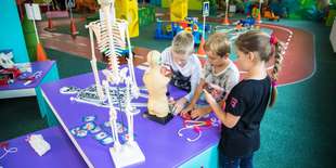 Deti si v Galérii Dobrá hračka v Tatranskej Lomnici skúsia rôzne povolania