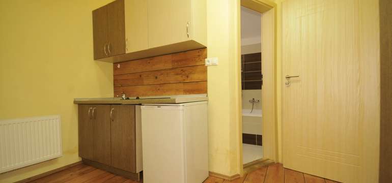 K dispozícii je dvojlôžková izba alebo apartmán s kuchynkou