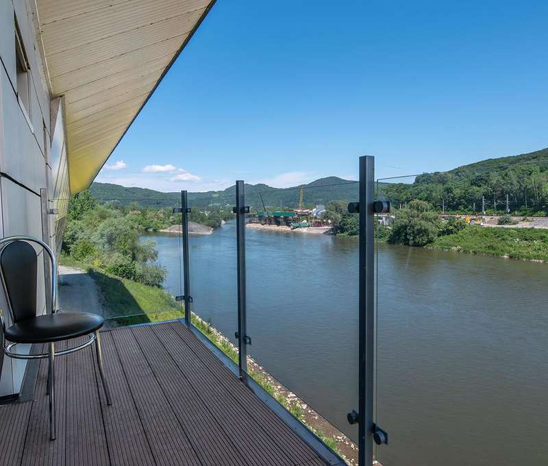 Vlastný balkón a výhľad na rieku v AQUA SPORT HOTEL***