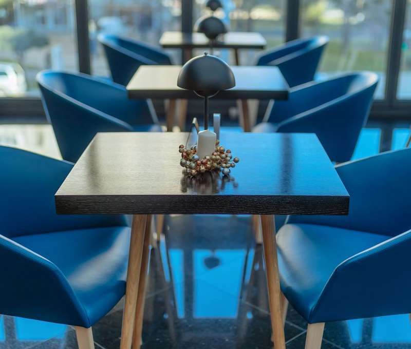 Hotel sa nachádza v centre mesta, v časti Bar 