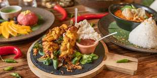 Gai Satay - tradičné thajské grilované kuracie špízy s domácou arašidovou omáčkou a nakladanými uhor