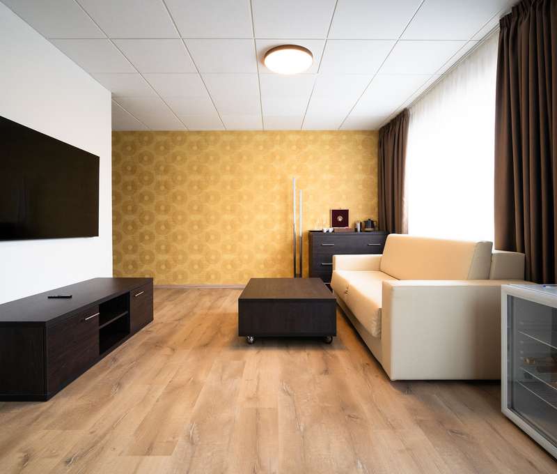 Luxury pokoj je vybavený jídelním koutkem, minibarem i LCD televizí