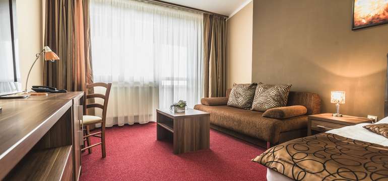 K štandardu všetkých izieb patrí sprchový kút, televízor, trezor, minibar a WiFi